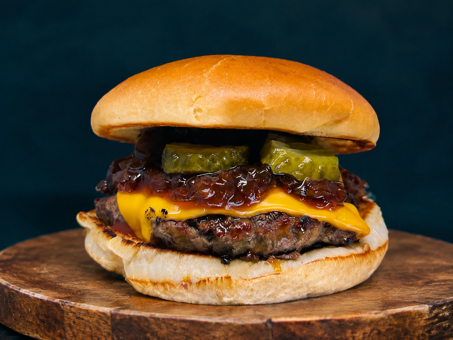 Hambúrguer Imperador no brioche, com cheddar, cebola caramelizada e picles